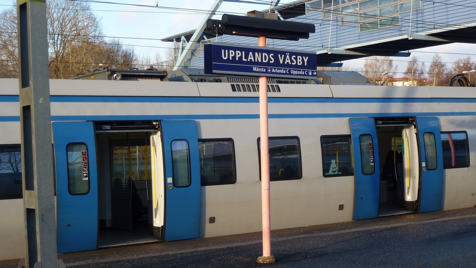 Ta tåget till Upplands Väsby.